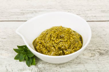 Fesleğen sosu Pesto kabın içinde