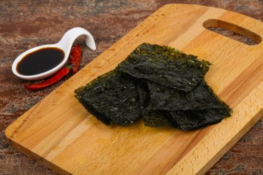 Soya soslu lezzetli Nori cipsi.