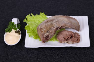 Gurmet domuz dili aperatifi.