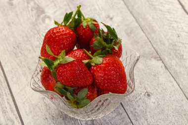 Kasede taze çilek yığını var.