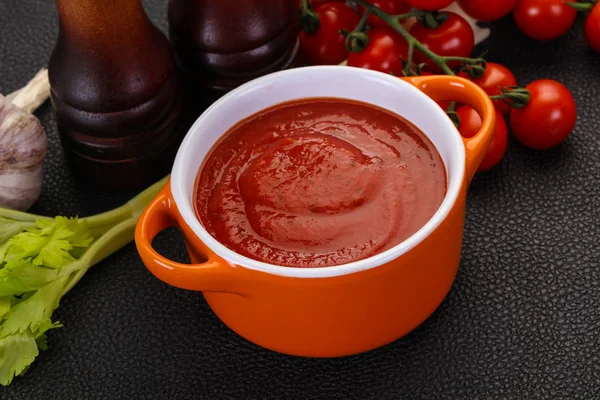 地中海番茄汤 加罗勒和香料 — 图库照片