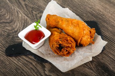 Ketçap ile çıtır tavuk budu