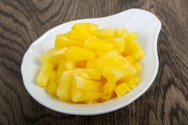Kabın içinde Konserve ananas