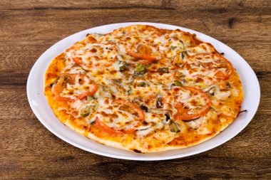 Etli ve peynirli pizza.