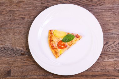 Fesleğen Pizza jambon ve patates ile hizmet