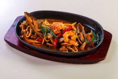 Deniz ürünleri makarna pan sos ile