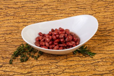 Domates soslu pişmiş kırmızı böbrek