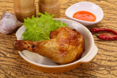 Çıtır çıtır kızarmış tavuk budu.