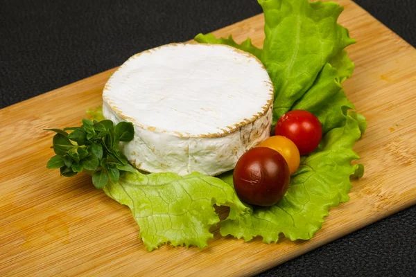 Queijo Camembert Delicoso Com Folhas Salada — Fotografia de Stock