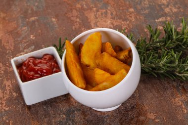 Biberiye ve soslu kızarmış patates dilimleri.