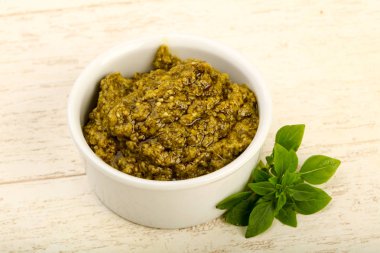 Fesleğenli pesto sos kasede bırakır