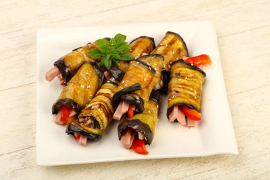 Jambon, peynir ve biber dolması patlıcan