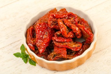 Fesleğen yapraklı kuru domates.