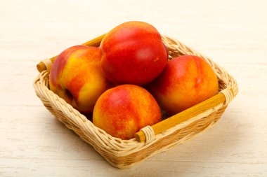 Olgun nektarin yığın sepeti 