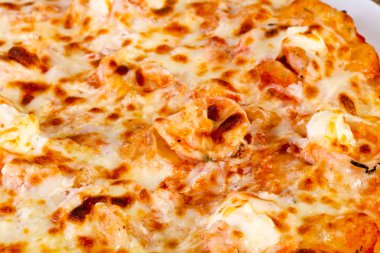 Karides ve yumuşak peynir pizza