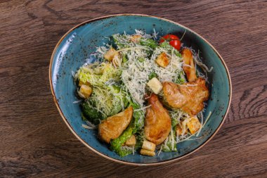 Tavuk ve parmesan peynirli sezar salatası.