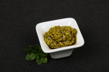 Fesleğen sosu Pesto kabın içinde