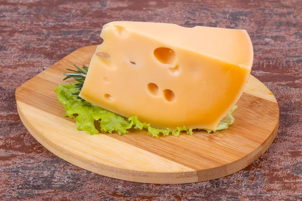 Maasdam Käse Auf Dem Brett Serviert Salatblätter Und Rosmarin — Stockfoto