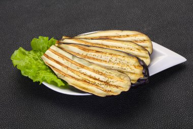 Kavanozda kızarmış patlıcan.