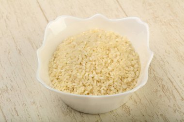 Çiğ pirinç yığın kase - yemek için hazır