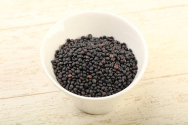 Kase üzerinde ahşap yemek pişirmek için hazır siyah mercimek