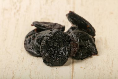 Kuru erik yığını masanın üstünde.