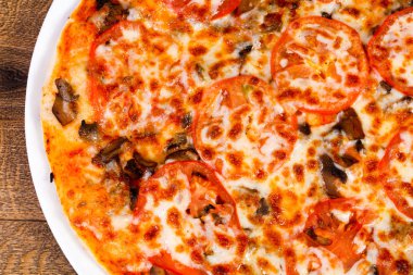 Peynir ve domates mantarlı pizza