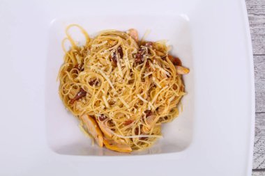 Tavuk, peynir ve kuru domatesli makarna.