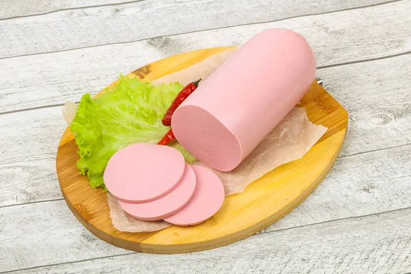 Geschnittene Schweinswurst Mit Salatblättern — Stockfoto