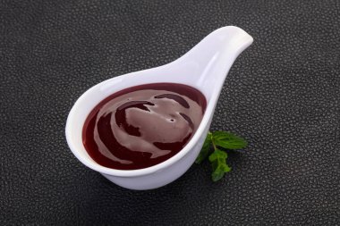 Nane yapraklı nefis inek üzümü sosu.