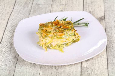 Somon ve brokolili güveç. Biberiye.