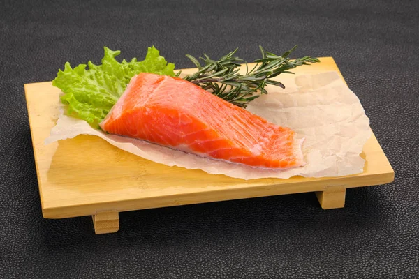 Pezzo Salmone Crudo Sullo Sfondo Legno — Foto Stock