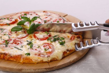 Domates ve peynirli pizza.