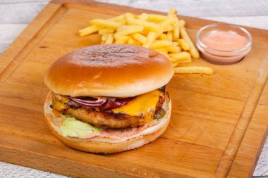 Burger tavuk, peynir ve kırmızı soğan