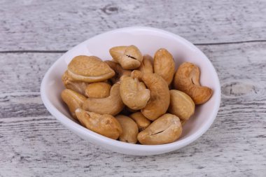 Kaju fıstığı yığın kabın içinde