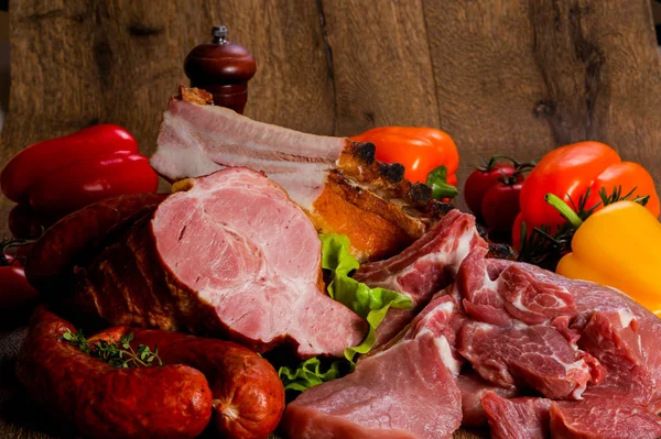 Carne cruda e affumicata — Foto Stock