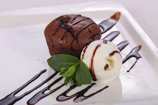 Dondurma ile lezzetli sıcak Muffin — Stok fotoğraf