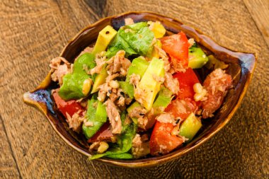 Ton balığı ve Avokado salatası