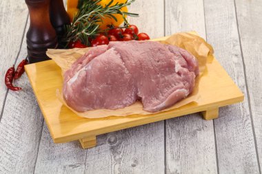 pişmemiş domuz eti