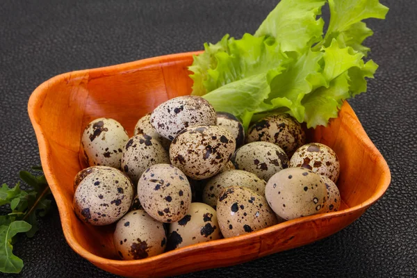 Перепелиные яйца в корзине — стоковое фото
