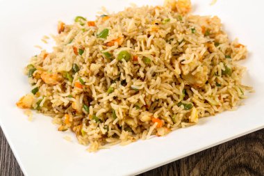 Karidesli kızarmış pirinç.
