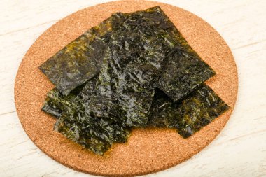 Nori yaprak ahşap arka plan üzerinde