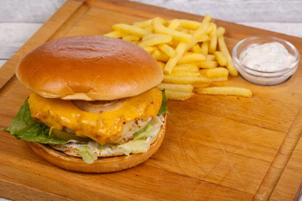 Zelfgemaakte hamburger met vis, kaas en salade bladeren — Stockfoto