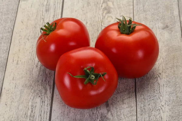 Спелые сочные помидоры — стоковое фото