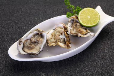 İstiridye kireç ve maydanoz ile