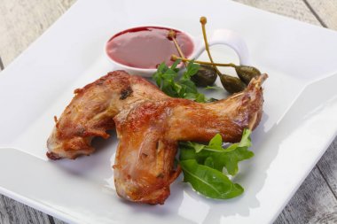 Kavrulmuş tavşan bacaklar