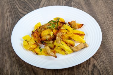 Domuz eti ile kızarmış patates