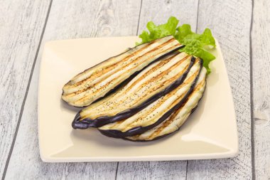 Kabın içinde ızgara patlıcan