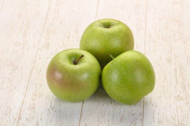 Olgun elma yeşil