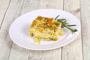 Somon ve brokoli ile lezzetli güveç